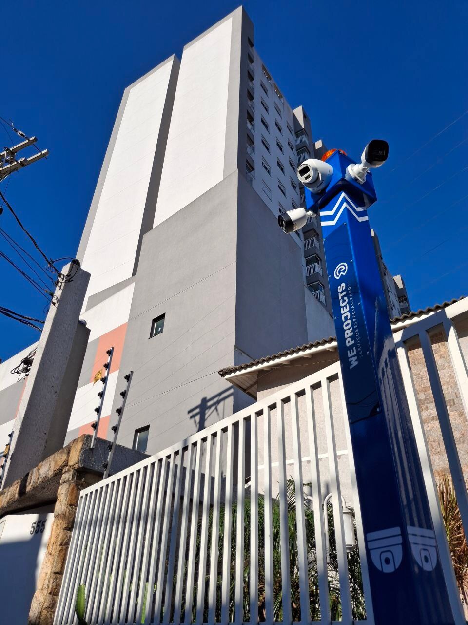 Torre de monitoramento WeProjects instalada em condomínio